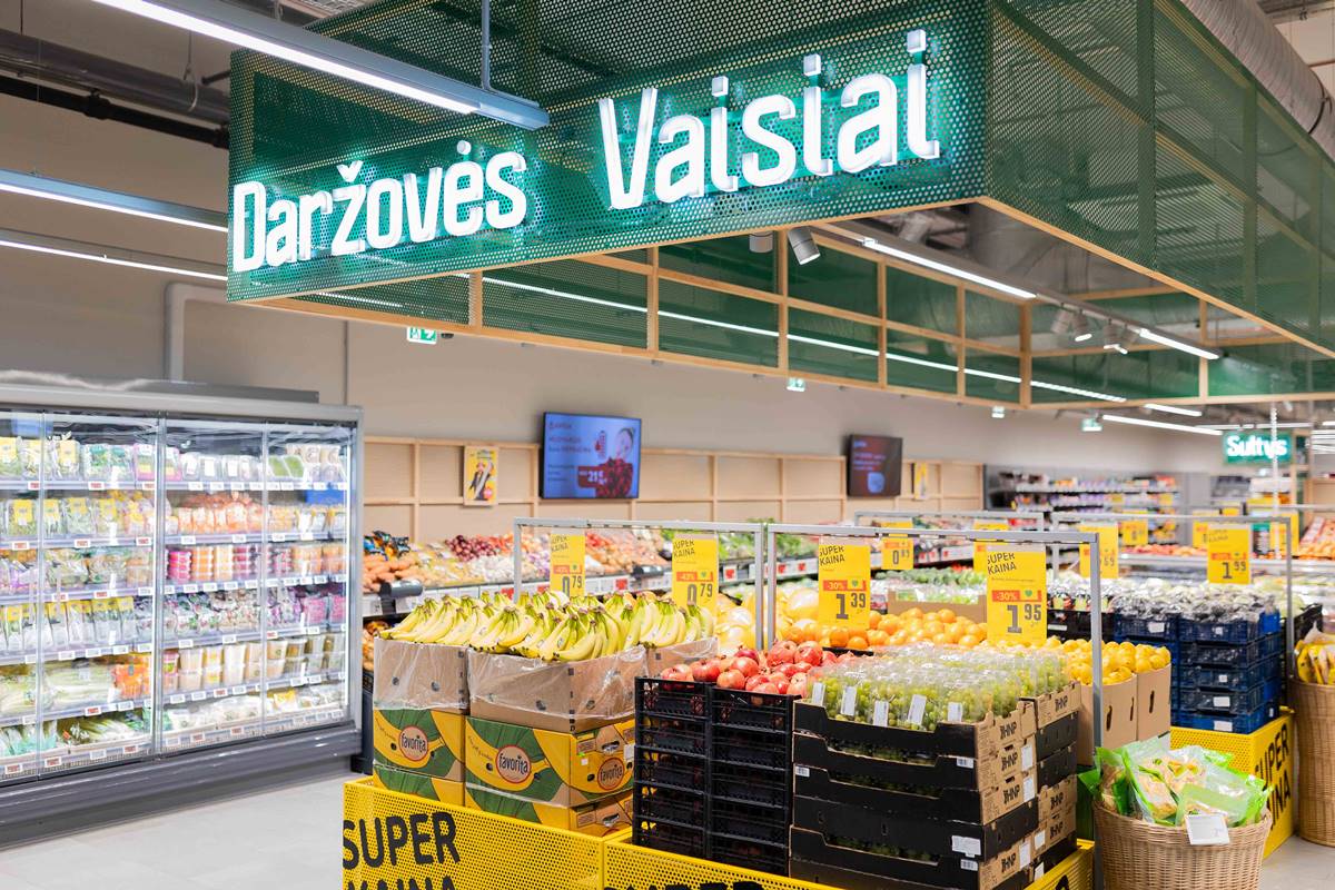 IKI parduotuvės vidus su vaisių ir daržovių skyriumi